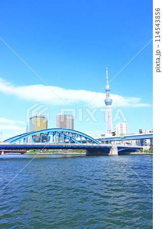 東京都墨田区、東京スカイツリーと駒形橋の風景 114543856