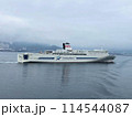 敦賀港を進むフェリー 114544087