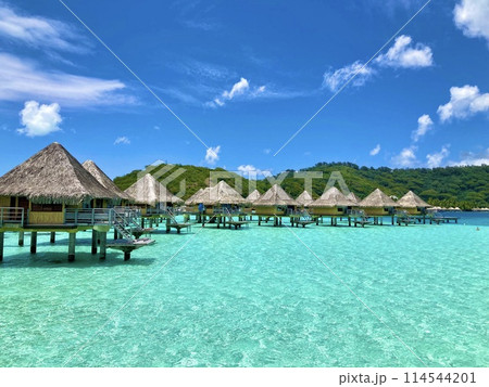 タヒチ ボラボラ島の水上ヴィラと海 114544201