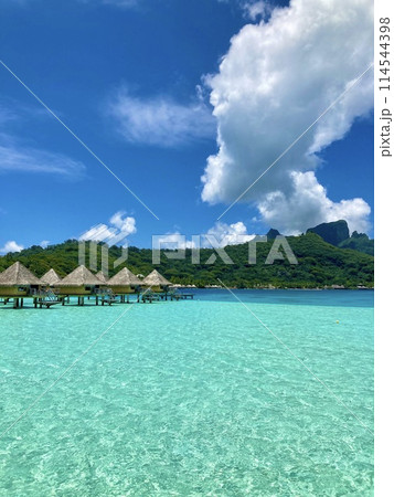 タヒチ ボラボラ島の水上ヴィラと海と青空 114544398
