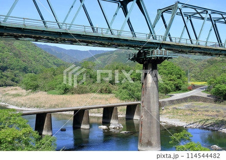 四万十川に架かる第一三島沈下橋と鉄橋 (高知県 四万十町) 四万十川に架かる第一三島沈下橋と鉄橋 (高知県 四万十町) 114544482