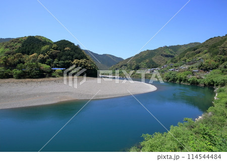 雄大な四万十川と岩間沈下橋 新緑の季節 (高知県 四万十市) 雄大な四万十川と岩間沈下橋 新緑の季節 (高知県 四万十市) 114544484