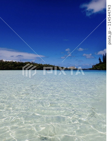 ニューカレドニア イルデパンの天然プール 海 波紋 ニューカレドニア イルデパンの天然プール 海 波紋 114544743