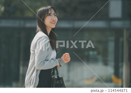 通勤するOL 114544871