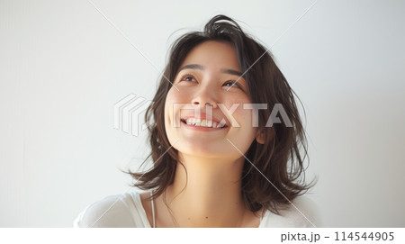 いい笑顔をしたセミロングの日本人女性 114544905