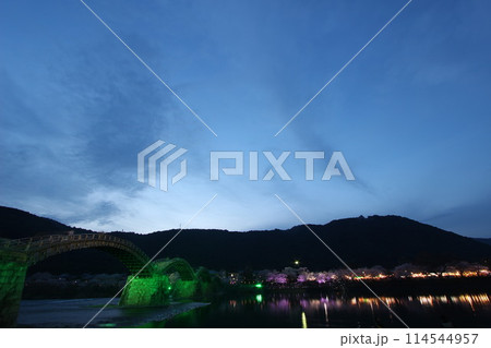『錦帯橋と夜桜』桜 ライトアップ 山口県岩国 夜サクラ　 #日本観光　Kintai Bridge 　 114544957