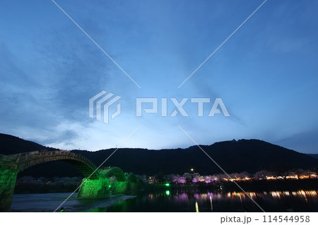 『錦帯橋と夜桜』桜 ライトアップ 山口県岩国 夜サクラ　 #日本観光　Kintai Bridge 　 114544958