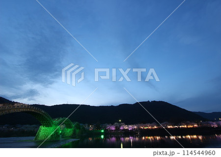 『錦帯橋と夜桜』桜 ライトアップ 山口県岩国 夜サクラ　 #日本観光　Kintai Bridge 　 114544960
