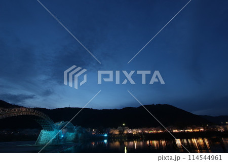 『錦帯橋と夜桜』桜 ライトアップ 山口県岩国 夜サクラ　 #日本観光　Kintai Bridge 　 114544961