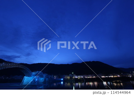 『錦帯橋と夜桜』桜 ライトアップ 山口県岩国 夜サクラ　 #日本観光　Kintai Bridge 　 114544964