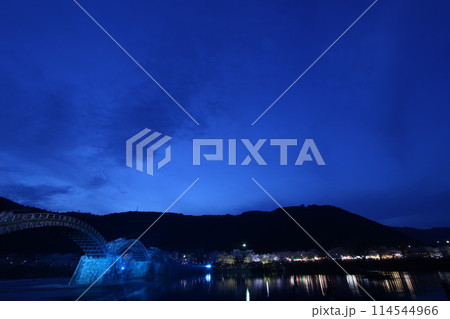『錦帯橋と夜桜』桜 ライトアップ 山口県岩国 夜サクラ　 #日本観光　Kintai Bridge 　 114544966