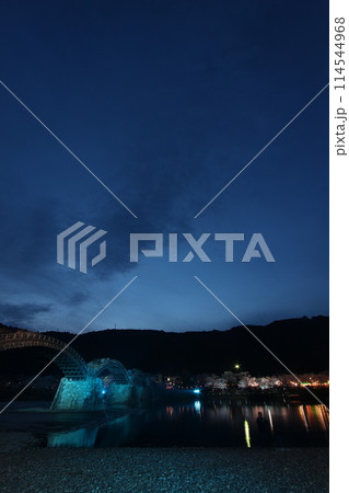 『錦帯橋と夜桜』桜 ライトアップ 山口県岩国 夜サクラ　 #日本観光　Kintai Bridge 　 114544968