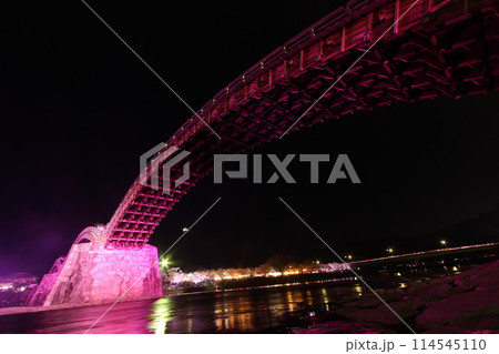 『錦帯橋と夜桜』桜 ライトアップ 山口県岩国 夜サクラ　 #日本観光　Kintai Bridge 　 114545110
