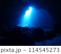 海の洞窟に降り注ぐ幻想的な光 114545273