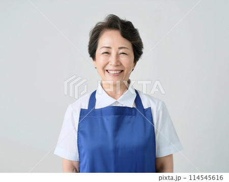 エプロン姿の高齢の女性 114545616