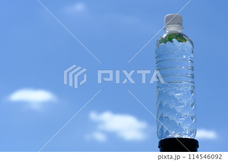 夏の青空とペットボトル 114546092