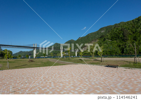 初夏の八ッ場あがつま湖　八ッ場林ふるさと公園より見る不動大橋 114546241