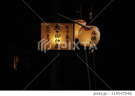 祭りの夜の提灯 114547048