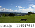 空とベンチ 114547618