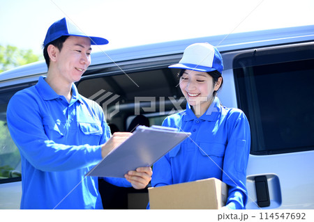 屋外で会話をするドライバーの作業員の男女 屋外で会話をするドライバーの作業員の男女 114547692