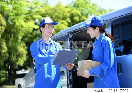 屋外で会話をするドライバーの作業員の男女 114547701