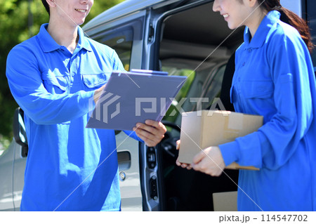 屋外で会話をするドライバーの作業員の男女 114547702