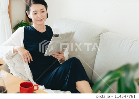 英字新聞を読むミドル女性 英字新聞を読むミドル女性 114547761