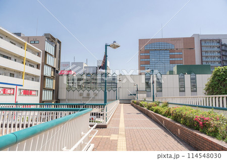 練馬駅北口前　歩行者デッキとビル群　東京都練馬区 114548030