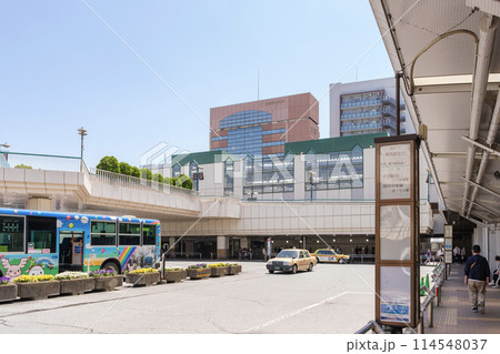 練馬駅北口前ロータリー　歩行者デッキとビル群　東京都練馬区 114548037