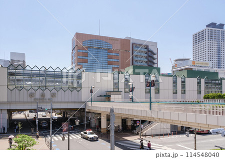 練馬駅北口前ロータリー　歩行者デッキとビル群　東京都練馬区 114548040