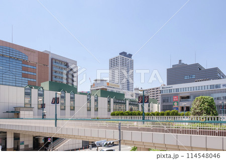 練馬駅北口前ロータリー　歩行者デッキとビル群　東京都練馬区 114548046