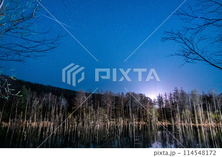 流れ星流れる美瑛の空・青い池ライトアップ 114548172