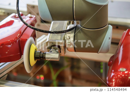 The automotive parts polishing process by robotic system. 114548494