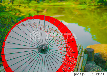 赤と白の和傘 114549441