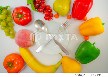 テーブルに置かれた野菜とフルーツと皿 114549460
