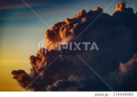雲の上の夕暮れ 114549465