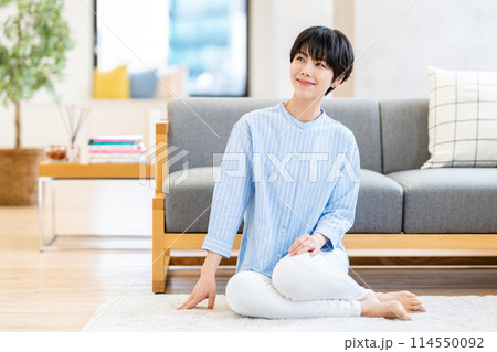 リビングでくつろぐ女性。 リビングでくつろぐ女性。 114550092
