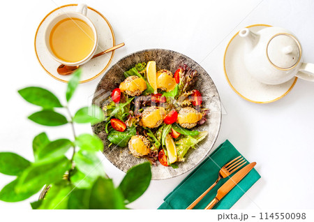 Light breakfast in a restaurant with green tea and salad 114550098