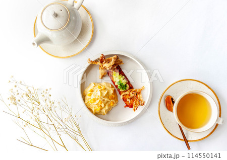Light breakfast in a restaurant with green tea and pumpkin puree 114550141