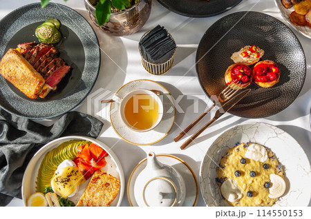 Breakfast: set of dishes. Top view. 114550153