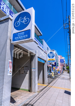 日本の横浜都市景観 横浜市営地下鉄 中田駅自転車駐車場やエレベータ―などを望む 114551123