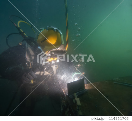 Underwater welding in deep ocean depths Underwater welding in deep ocean depths 114551705