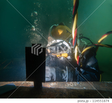 Underwater welding in deep ocean depths Underwater welding in deep ocean depths 114551874