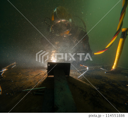 Underwater welding in deep ocean depths Underwater welding in deep ocean depths 114551886