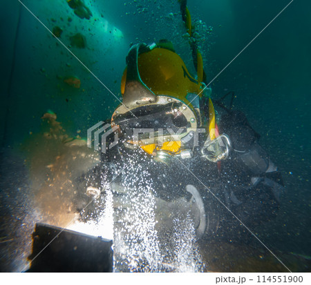 Underwater welding in deep ocean depths Underwater welding in deep ocean depths 114551900