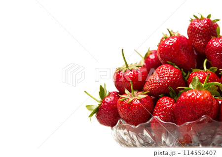 Ripe tasty strawberries in a glass vase 114552407