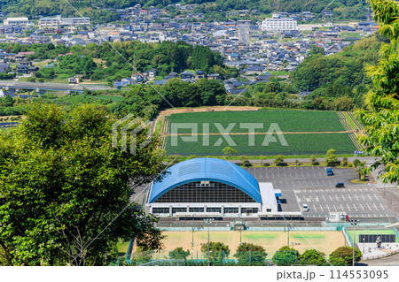 遠見番山いこいの森自然公園から見る日置市東市来総合運動公園と街並み 114553095