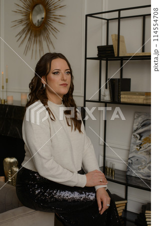 A psychologist girl in a business style poses in an interior photo studio. 114554708
