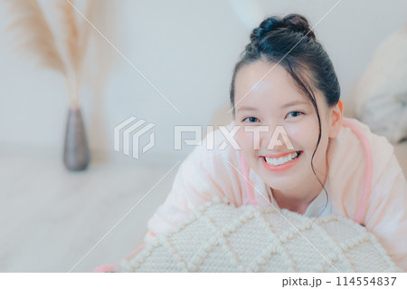 自宅のソファーに寝転ぶ若い女性 114554837