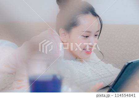 タブレットで旅行の写真を見ている女性 タブレットで旅行の写真を見ている女性 114554841